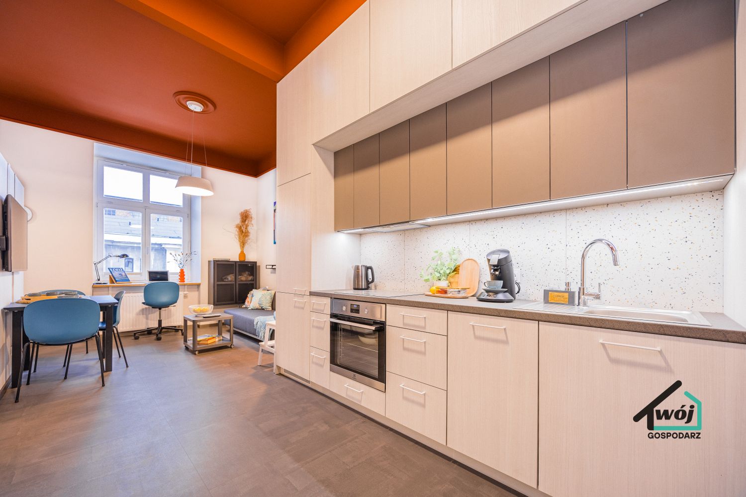 Aneks kuchenny w apartamencie City Vibe Łódź z ekspresem do kawy i pełnym wyposażeniem