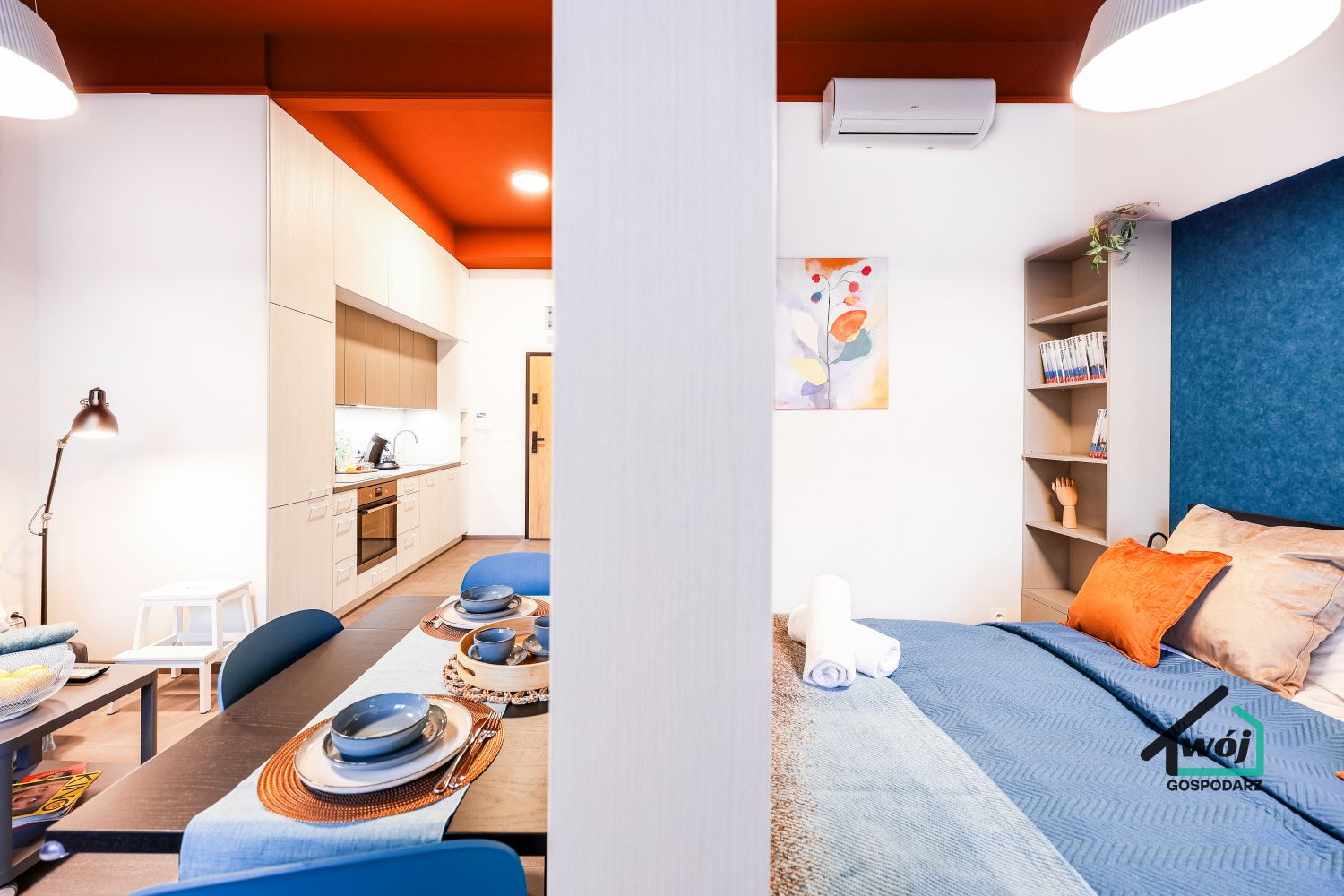 Jasne wnętrze apartamentu City Vibe Łódź z częścią jadalnianą i wygodną sypialnią