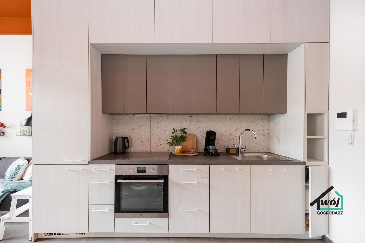 Nowoczesna kuchnia w apartamencie City Vibe Łódź z piekarnikiem, zlewem i ekspresem