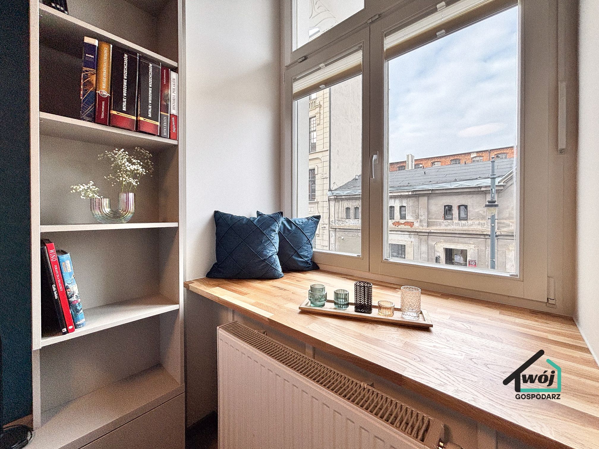 Przytulny kącik przy oknie w apartamencie City Vibe Łódź